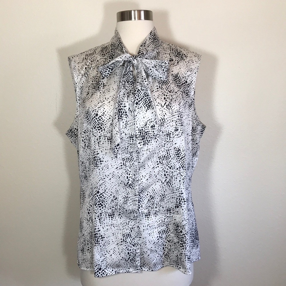 TAHARI L Large Tie Neck Printed button down Blouse